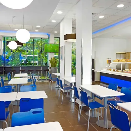 Ibis Budget West Station *