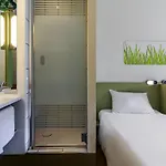 Ibis Budget West Station *