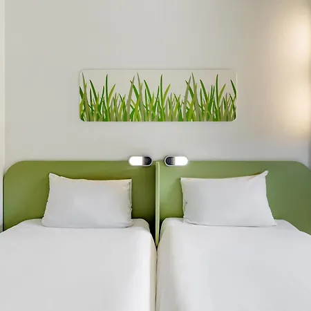 Ibis Budget West Station *