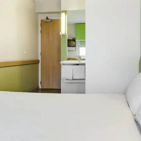 Ibis Budget West Station Hotel *
