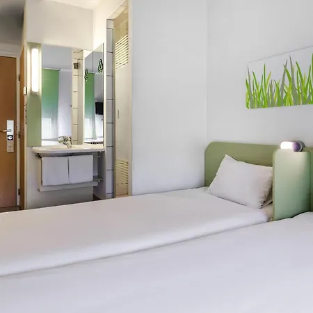 Ibis Budget West Station Hotel *