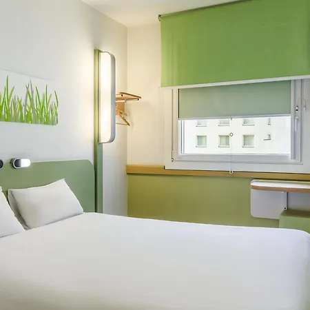 Ibis Budget West Station Hotel *