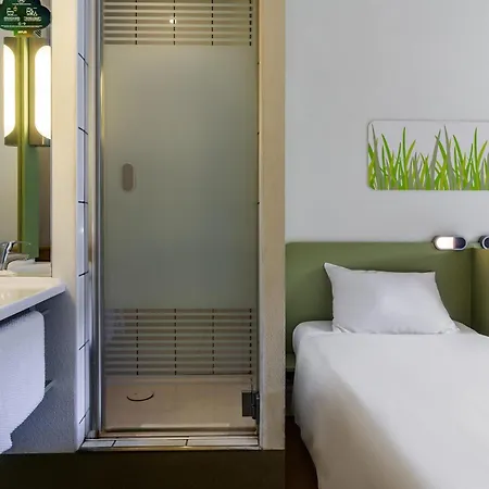 Ibis Budget West Station *