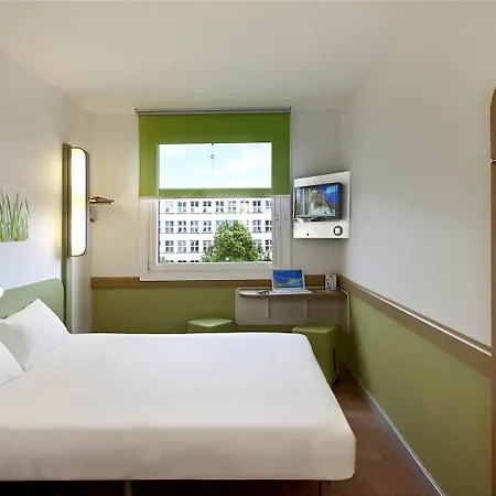 Ibis Budget West Station *