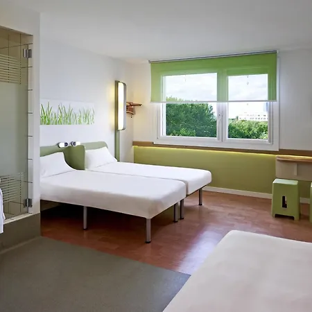 Отель Ibis Budget West Station *
