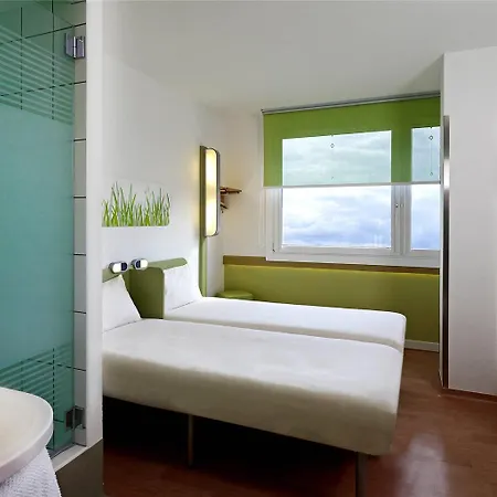 Ibis Budget West Station *