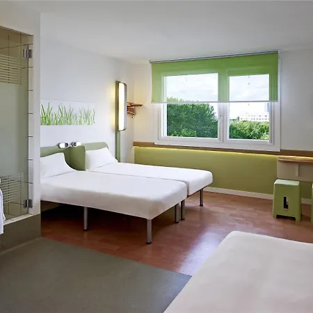 Ibis Budget West Station Hotel *
