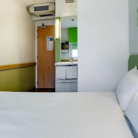 Ibis Budget West Station 酒店 *