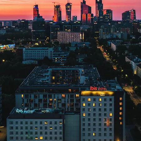 Ibis Budget West Station *