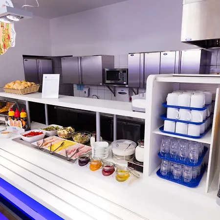 Ibis Budget West Station *