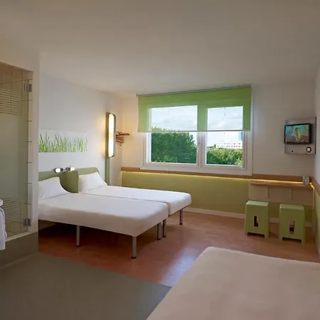 Ibis Budget West Station