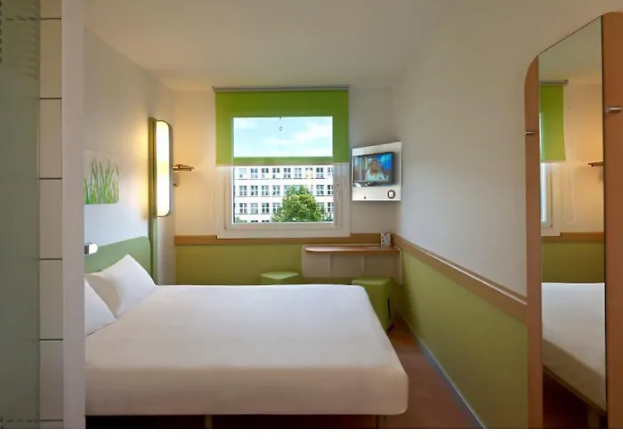 Ibis Budget West Station Hotel *