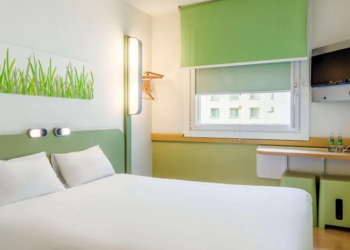 Ibis Budget West Station *