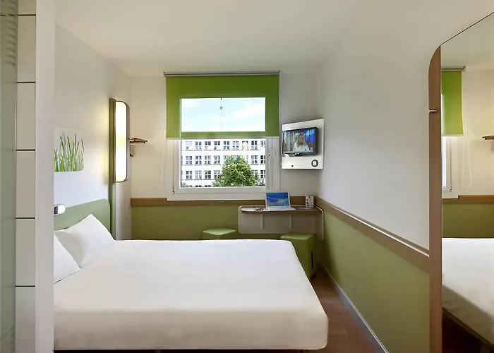 Ibis Budget West Station *