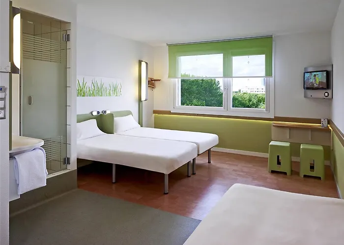 Ibis Budget West Station Hotel *