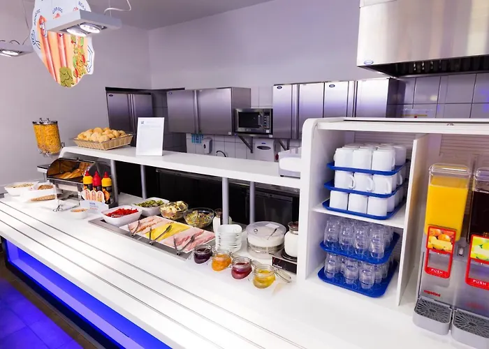 Ibis Budget West Station *