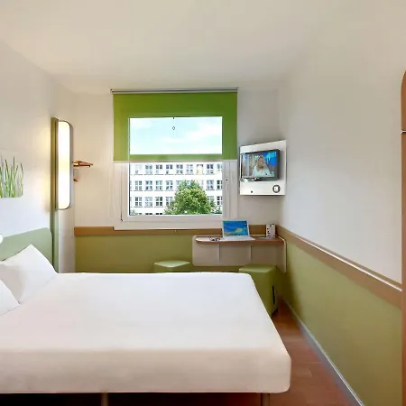Ibis Budget West Station